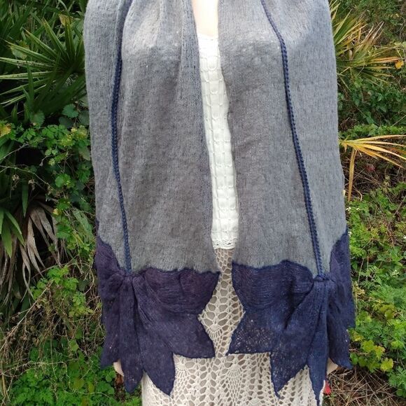 NWOT MADISON 88 Artistic Styled Gray Scarf Wrap with Huge Blue Flowers & Braid - Picture 10 of 13